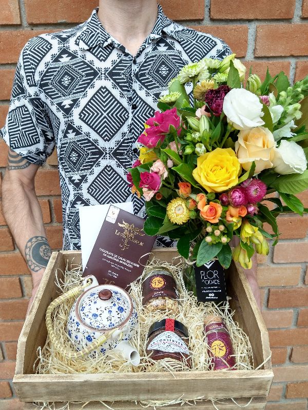 Kit de presente com um lindo arranjo de flores, um maravilhosos bule de chá em cerâmica decorada, chocolate, chá de jasmim, thai masala e uma deliciosa geléia.  