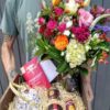 Kit de presente com um lindo arranjo de flores, um maravilhosos bule de chá em cerâmica decorada, chocolate, chá de jasmim, thai masala e uma deliciosa geléia.  