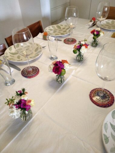 micro vidrinhos com flores coloridas na mesa de jantar