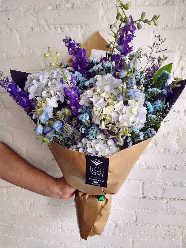 arranjo com flores azuis