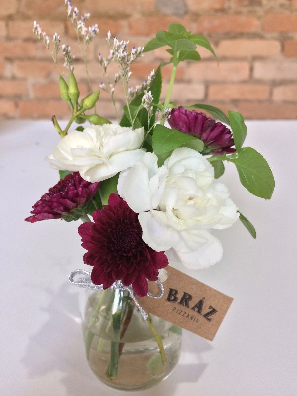 mini arranjo de flores para mesa bistro com tag da empresa
